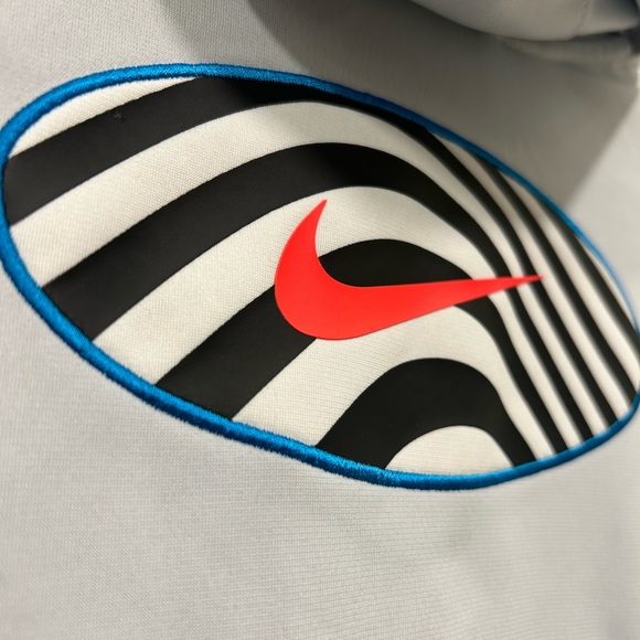 Nike cropped sweater with orange detailing 🧡🤍💙 - Picture 7 of 7